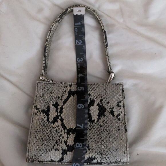 Small‎ Nine West faux snakeskin clutch - Picture 8 of 9